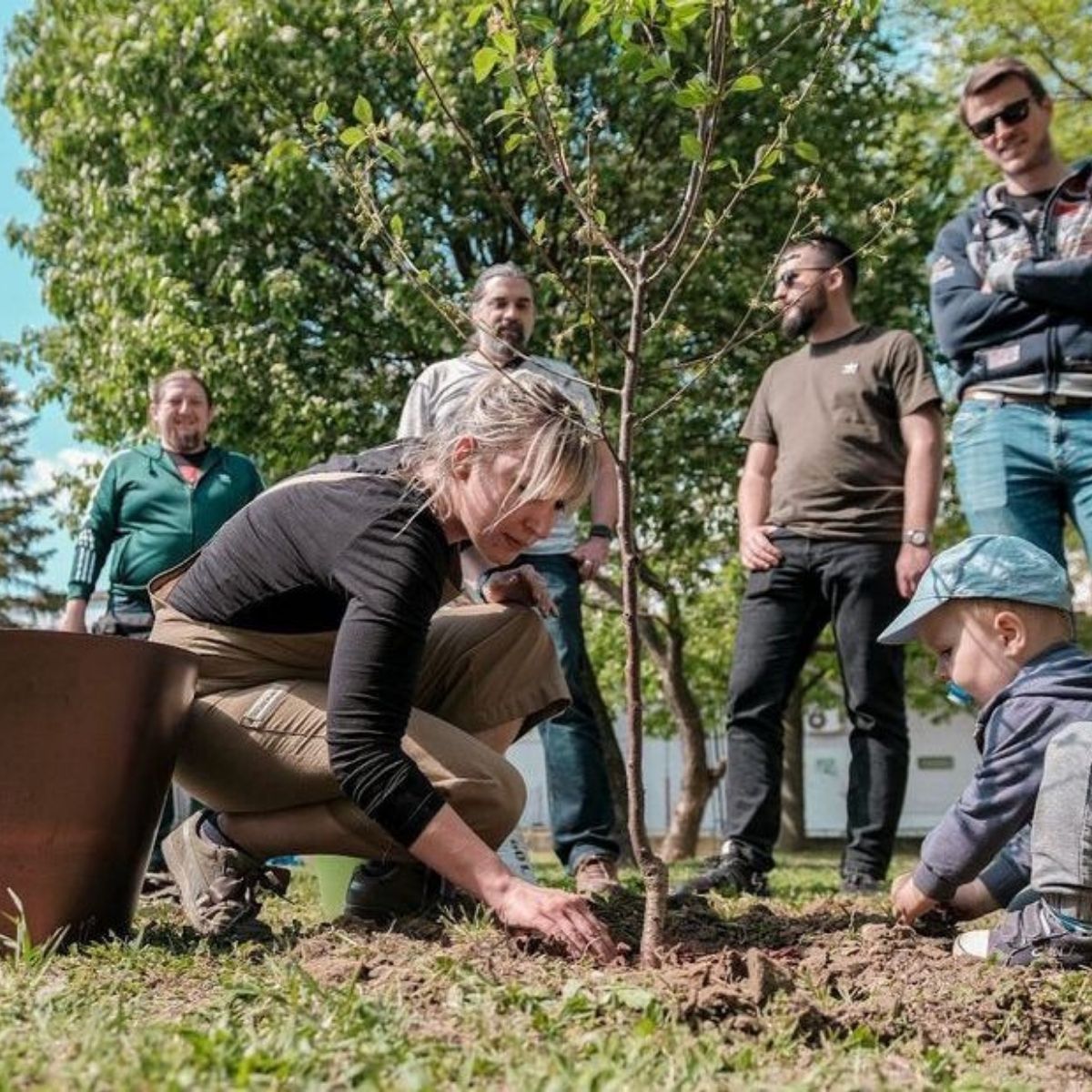 Teambuilding na kojemu smo zasadili drveće u dvorištu tvrtke.