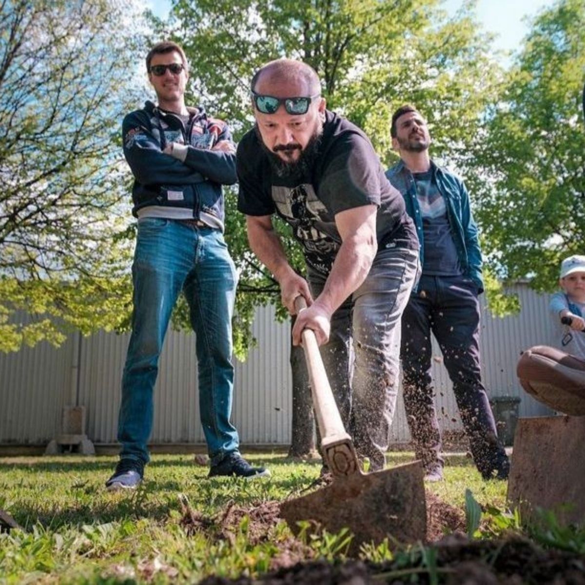 Teambuilding na kojemu smo zasadili drveće u dvorištu tvrtke.