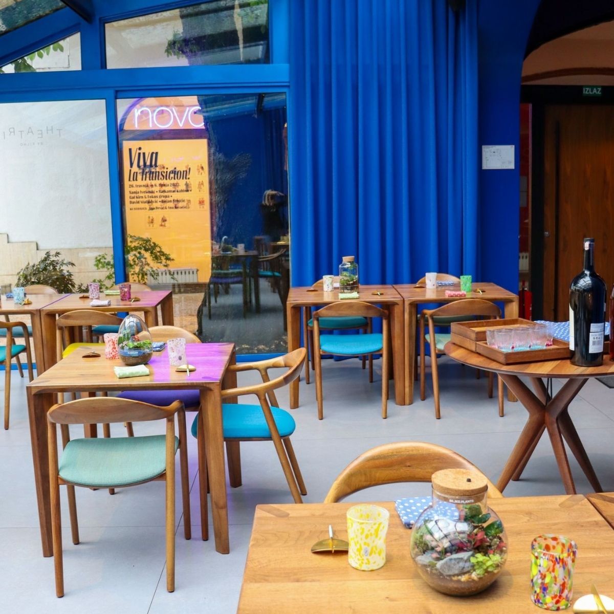 Slika prikazuje uređenje restorana s biljnim terarijima.